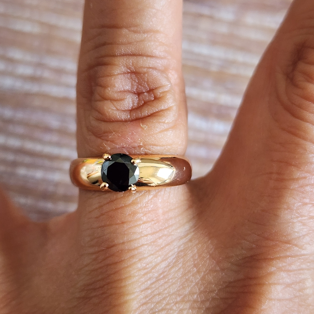 Elegant Gold Ring with Black Stone - Picture 4 of 7